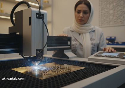 تصویر شاخص: برش لیزری طلا در یک کارگاه مدرن ایرانی، با تمرکز بر دقت میکرونی دستگاه و طراحی ظریف طلای اسلیمی، نمادی از پیشرفت صنعت طلا در ارومیه.
