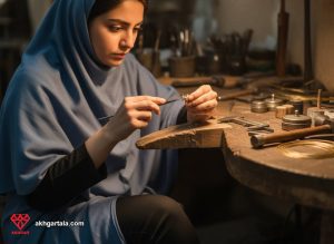 یک بانوی طلاساز ایرانی با حجاب در حال سوهان‌کاری دقیق یک قطعه طلا بر روی میز کار، با تمرکز بالا و استفاده از تکنیک تکیه‌گاه‌سازی که نشان‌دهنده اهمیت صبر و هماهنگی چشم و دست در دوره آموزش طلاسازی اخگر در ارومیه است. این تصویر مهارت‌آموزی در طلاسازی را به خوبی نمایش می‌دهد.